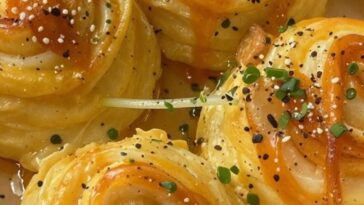 Leckere Käse Knoblauch Brötchen frisch aus dem Ofen