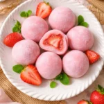 Erdbeer-Mochi 3 Leckere Erdbeer-Mochi aus frischen Erdbeeren und klebrigem Reismehl