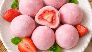 Leckere Erdbeer-Mochi aus frischen Erdbeeren und klebrigem Reismehl