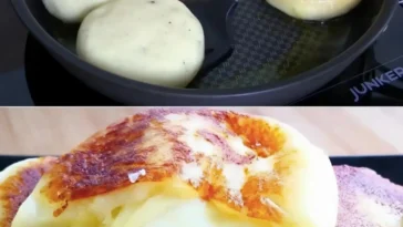 Apfel-Zimt-Muffins auf einem rustikalen Tisch, ideal für herbstliche Genussmomente.
