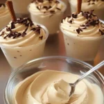 Cappuccino-Creme in 3 Minuten 2 Becher mit schaumiger Cappuccino-Creme serviert