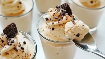 Cremige Cappuccino-Creme in einer stilvollen Tasse serviert