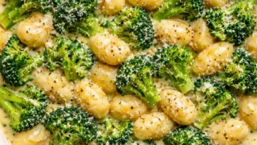 Cremige Gnocchi in Brokkoli-Sahnesoße serviert auf einem Teller