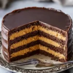 Cremiger Erdnussbutter-Schokoladen-Éclair-Genuss für den schnellen Kaffee 4 Cremiger Erdnussbutter-Schokoladen-Éclair auf einem Teller, ideal für Kaffeepausen