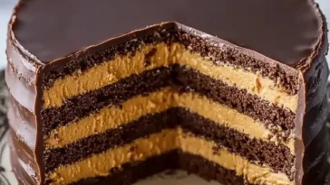 Cremiger Erdnussbutter-Schokoladen-Éclair auf einem Teller, ideal für Kaffeepausen