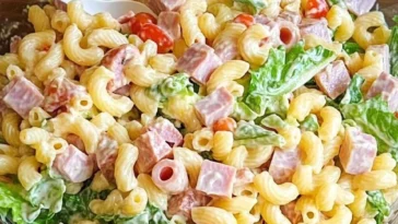 Cremiger Nudelsalat mit Joghurt in einer Schüssel serviert