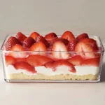 Einfaches Erdbeer Tiramisu 3 Einfaches Erdbeer Tiramisu Rezept mit frischen Erdbeeren und einer cremigen Schicht.