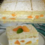 Einfaches Mandarinen Quark Dessert mit Schlagsahne und Keksen 4 Einfaches Mandarinen Quark Dessert mit Schlagsahne und Keksen auf einem Teller
