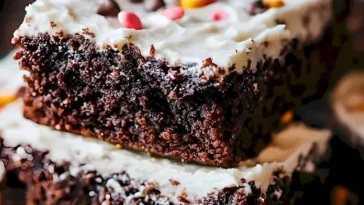 Feierliche Braune Kuchen auf einem festlichen Tisch dekoriert.