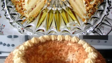 Frankfurter Kranz, ein traditioneller deutscher Kuchen mit Nüssen und Buttercreme
