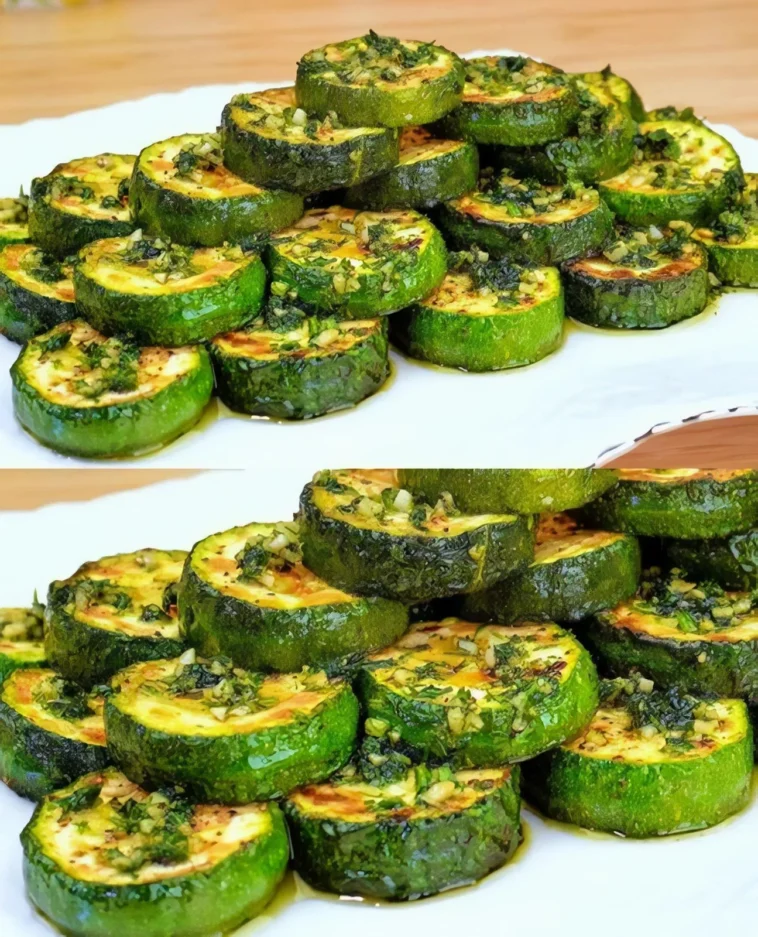 Gebratene Zucchini Ringe mit Kräutern und Knoblauchöl 1 Gebratene Zucchini Ringe mit Kräutern und Knoblauchöl auf einem Teller