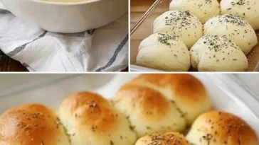 Hausgemachtes Knoblauchbrot mit frischem Knoblauch und Kräutern
