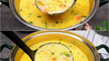 Schüssel mit herzhafter Fünf-Gemüse-Suppe, angereichert mit frischem Gemüse