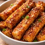 Honig-Senf-Tofu-Streifen 2 Honig-Senf-Tofu-Streifen auf einem Teller serviert, gesund und vegan