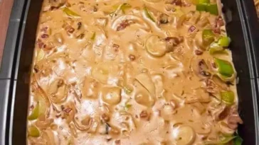 Jägerschnitzeltopf mit Schnitzelfleisch auf einem Teller serviert