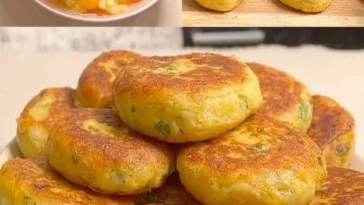 Leckere Kartoffelfrikadellen mit Schafskäse auf einem Teller