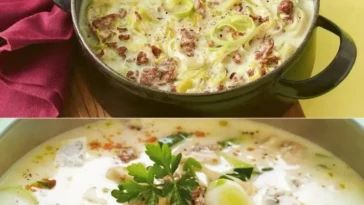 Käse-Lauch-Suppe mit Hackfleisch und knusprigem Baguette serviert in einer Schüssel
