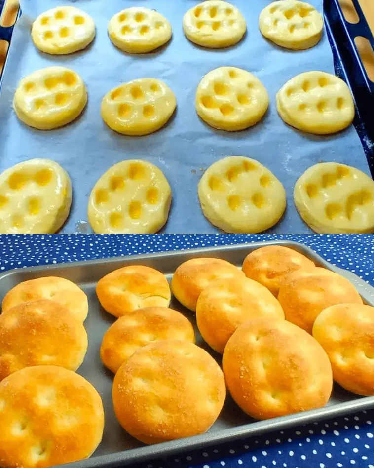 Käse-Minibrötchen 3 Frisch gebackene Käse-Minibrötchen auf einem Holzbrett.