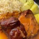 Kassler mit Sauerkraut und Kartoffeln 3 Kassler mit Sauerkraut und Kartoffeln auf einem Teller angerichtet