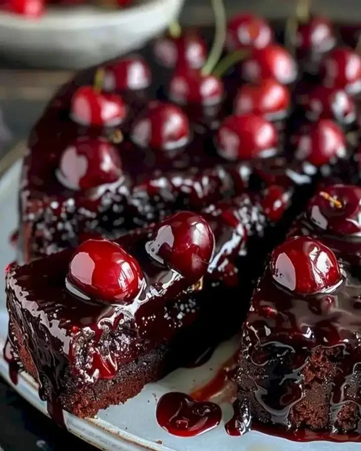 Kirschschokoladen Traumkuchen 7 Ein köstlicher Kirschschokoladen Traumkuchen mit frischen Kirschen und Schokoladenglasur.