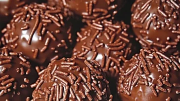 Traditionelle klassiche Rumkugeln aus Schokolade und Rum.
