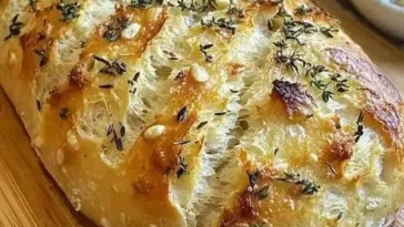 Knoblauchbrot ohne Kneten auf einem Holzbrett serviert