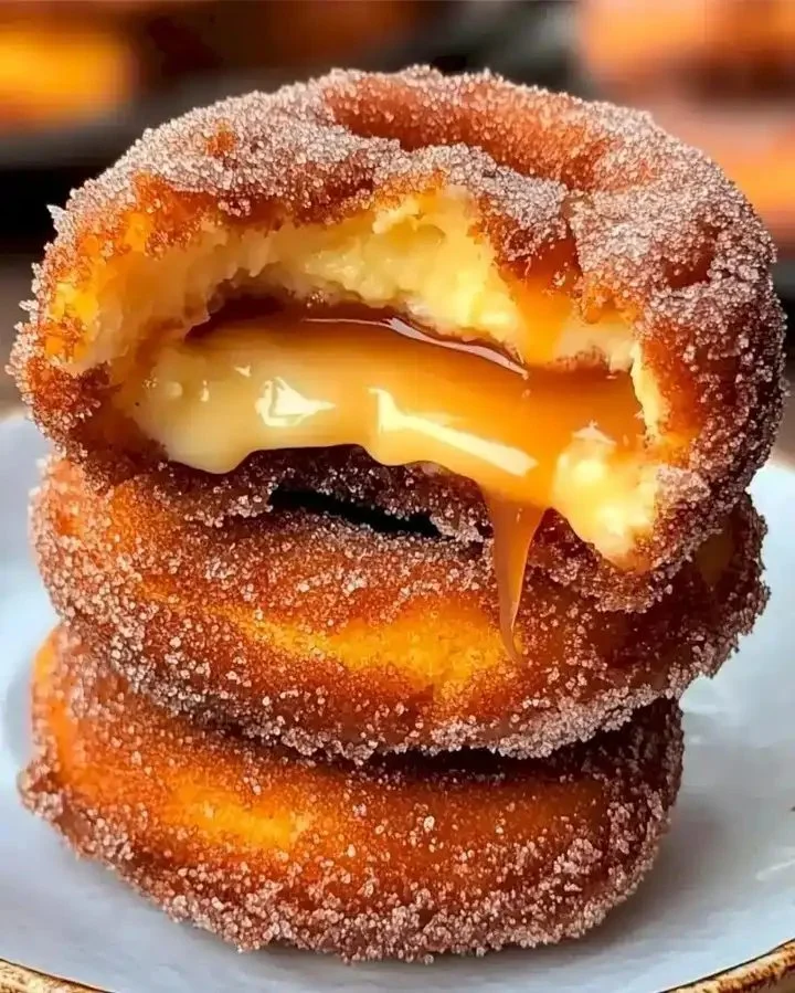 Knusprige Churro-Käsekuchen-Donut-Kekse 1 Knusprige Churro-Käsekuchen-Donut-Kekse auf einem Teller, verziert mit Zimt