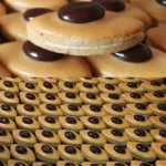 Knusprige Kaffeegebäck für gemütliche Kaffeekränzchen 3 Knusprige Kaffeegebäck auf einem Teller für Kaffeekränzchen