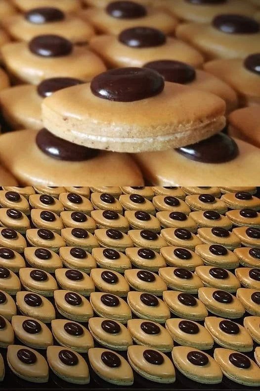 Knusprige Kaffeegebäck für gemütliche Kaffeekränzchen 7 Knusprige Kaffeegebäck auf einem Teller für Kaffeekränzchen