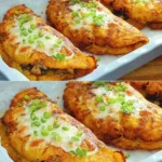 Knusprige Kartoffeltaschen mit Kräuter-Frischkäse 3 Knusprige Kartoffeltaschen gefüllt mit Kräuter-Frischkäse auf einem Teller