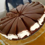 Kokos Bountykuchen vom Blech 3 Kokos Bountykuchen vom Blech in einer stilvollen Kaffeetafel-Anordnung