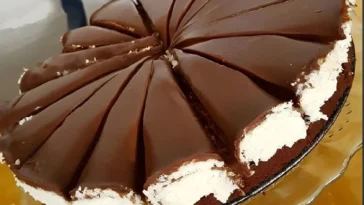 Kokos Bountykuchen vom Blech in einer stilvollen Kaffeetafel-Anordnung