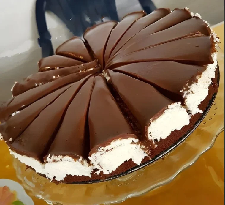 Kokos Bountykuchen vom Blech 2 Kokos Bountykuchen vom Blech in einer stilvollen Kaffeetafel-Anordnung