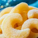 Kokos Sahnekipferl 3 Kokos Sahnekipferl mit cremiger Füllung auf einem Teller