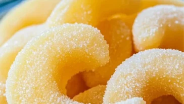 Kokos Sahnekipferl mit cremiger Füllung auf einem Teller