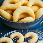 Kokos Sahnekipferl mit Suchtgefahr 2 Kokos Sahnekipferl auf einem Teller, köstliches Gebäck mit cremiger Füllung