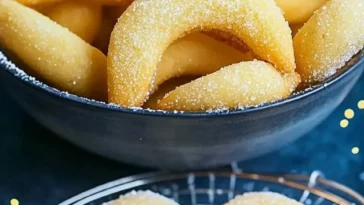 Kokos Sahnekipferl auf einem Teller, köstliches Gebäck mit cremiger Füllung