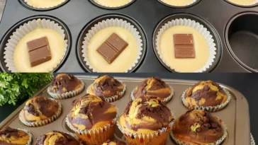 Frisch gebackene Schokoladenmuffins aus dem Ofen, in nur 5 Minuten zubereitet.