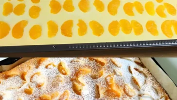 Mandarinen Blechkuchen auf einem Blech, schnell und einfach zubereitet