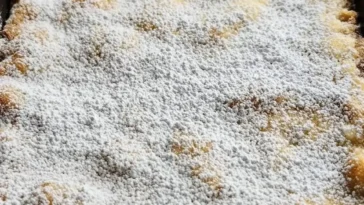 Marzipan Stollenkuchen auf einem schönen Teller, bereit zum Servieren.