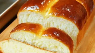 Frisch gebackenes Milchbrot auf einem Holzbrett
