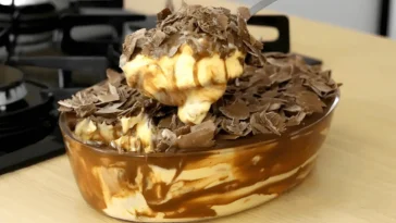 Leckeres Milchmädchen Dessert mit Quark auf einem Teller serviert