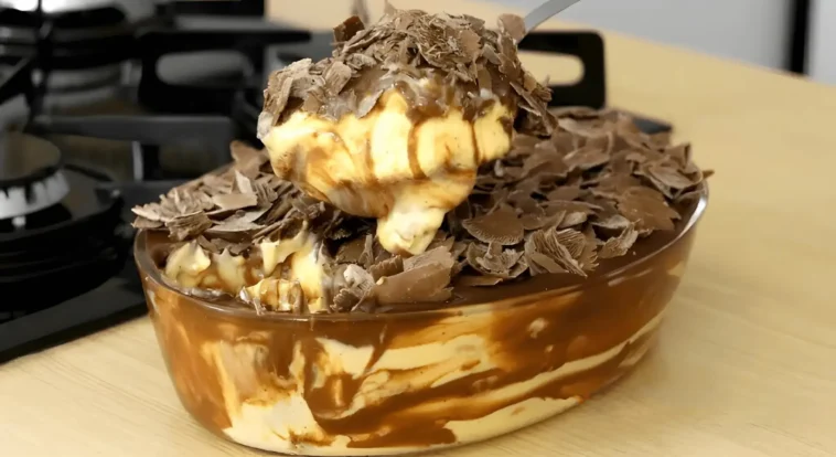 Milchmädchen Dessert mit Quark 2 Leckeres Milchmädchen Dessert mit Quark auf einem Teller serviert