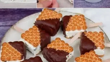 Mini Eiskekse mit Mascarpone und Schokolade auf einem Teller