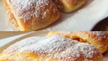 Mini weiche Kuchen mit Äpfeln auf einem Teller serviert
