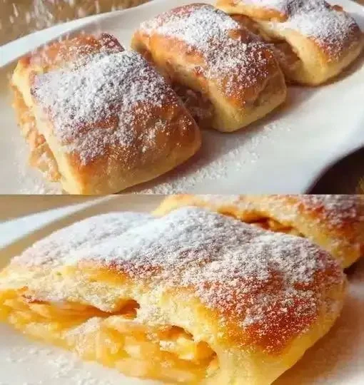 Mini weiche Kuchen mit Äpfeln 4 Mini weiche Kuchen mit Äpfeln auf einem Teller serviert