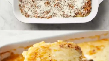 Traditionelle griechische Moussaka mit Auberginen und Hackfleisch gebacken