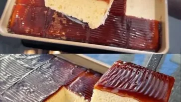 Nasser Milchkuchen mit Karamellsoße auf einem Teller serviert