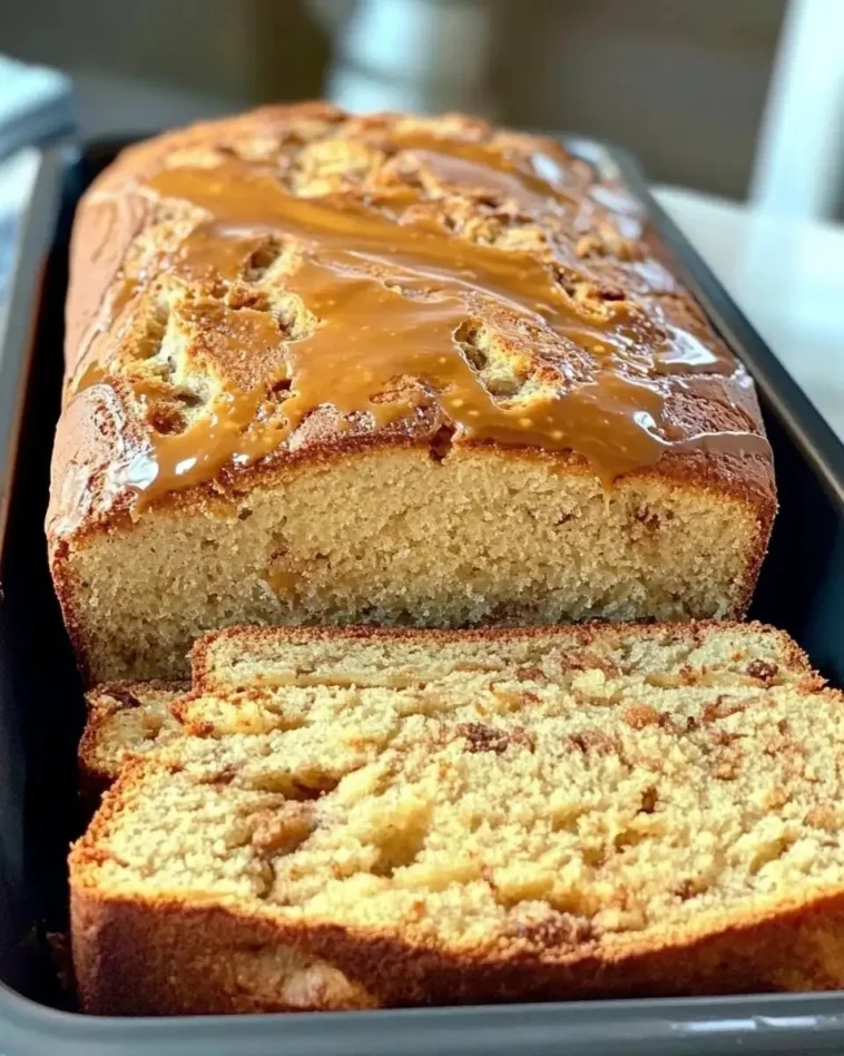 Nusskuchen 5 Ein saftiger Nusskuchen auf einem Teller, garniert mit Nüssen und Puderzucker.
