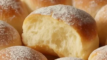 Traditionelle Omas Buchteln mit Marmelade gefüllt und bestäubt mit Puderzucker.